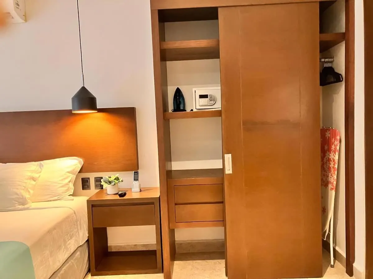 Central Playa Del Carmen Master Suite With Rooftop Pool And Gym Wifi Free Parking Near Beach Mexiko